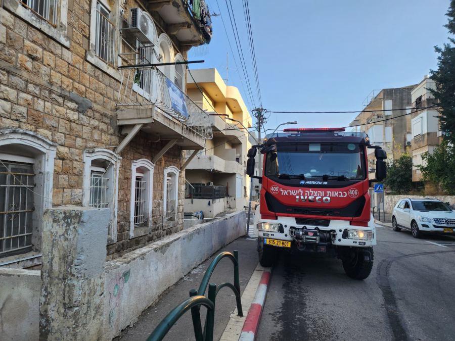 حيفا: انقاذ امرأة بعد أن حوصرت داخل منزلها جرّاء حريق في حيفا.